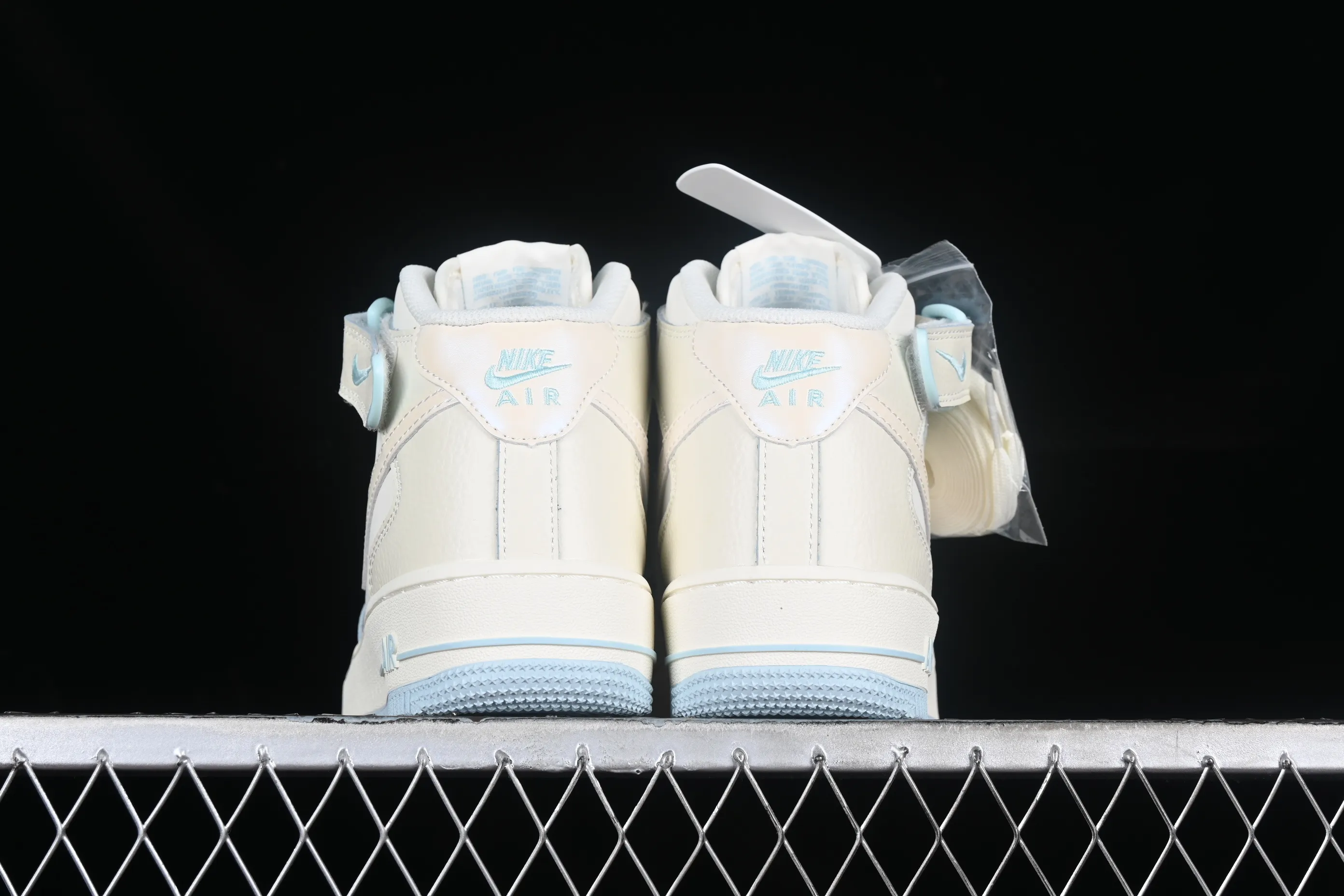 All categories Nk Air Force 1 Air Force series Nk Air Force 1 Mid Air Force mid-top Nk Air Force 1'07 Mid sky blue pearlescent small hook Air Force One mid-top casual sneakers SG2356-802
